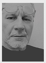 Portr&auml;t von Johannes Janusz Dittloff mit Brille auf der Stirn