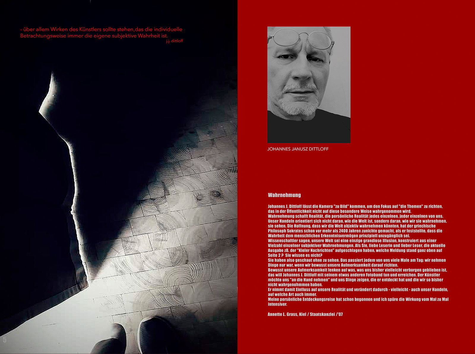 Doppelseite: links dunkle Fotografie einer Silhouette im Gegenlicht auf gefliestem Boden, rechts auf rotem Grund Künstlerporträt mit Textspalte.